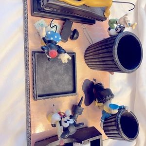 Mickey, Minnie, Pluto, Donald & goofy desk set.